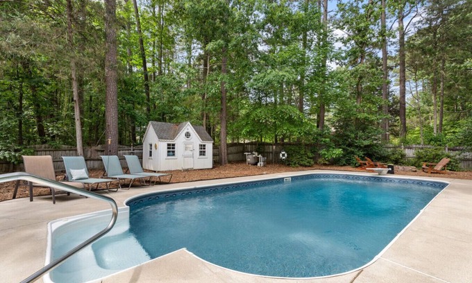 Northwest Raleigh Apartamento | Percy Manor - Pool, Fire Pit, Games and More!