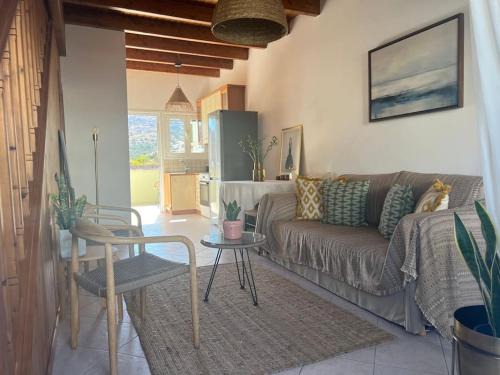 Perdhika Apartamento | Perdika's Cove, spacious sea view family home