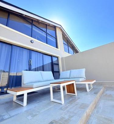 Greendale Apartamento | PEREZ Apartments - ELEGANT LIVING IN THE LUSH GREENDALE SURBUB