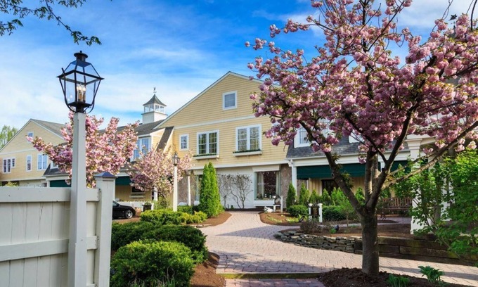 Leacock-Leola-Bareville Hotel | Perfect Retreat in Poolside Suite at Charming Historic Hotel-Modern Comforts-Spa