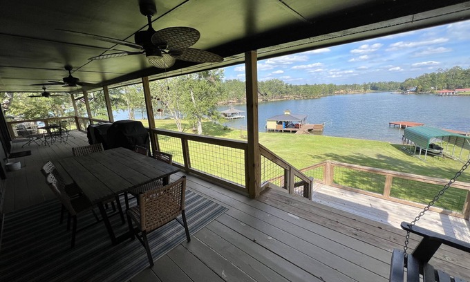 Milledgeville Casa | Perfect 1 Bedroom Lake Front Home 10 min from Downtown Milledgeville.