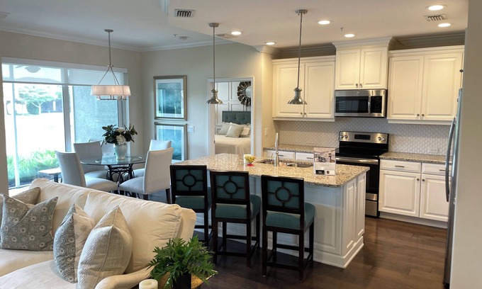 Rural Estates Condominio | Perfect 2-bedroom 1st floor condo, with scenic lake view in charming Naples Fl.