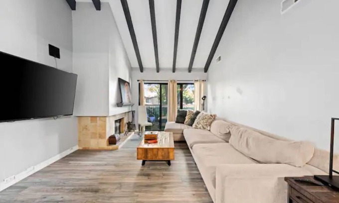 Arden-Arcade Condominio | Perfect 2 bedroom 2 bath condo with a pool and gym