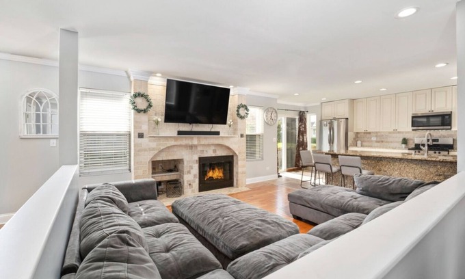 Romeoville Casa | Perfect 3-bedroom home in welcoming Romeoville with WiFi, AC