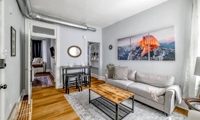 Adams Morgan Apartamento | Perfect Adams Morgan Location! Charming & Historic