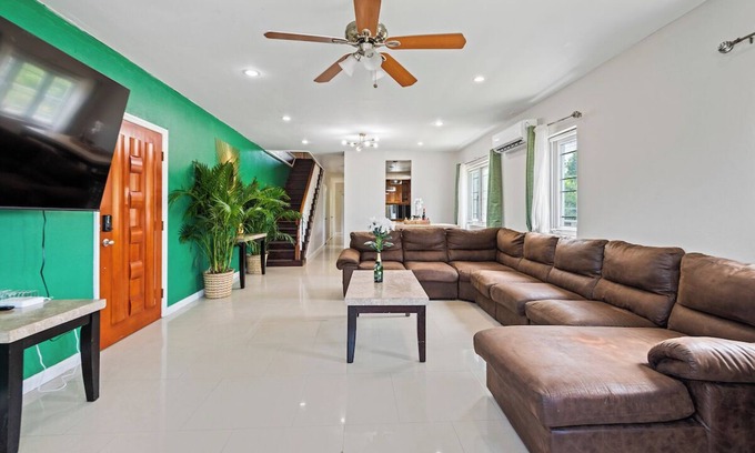 Gambier Casa | Perfect Alarm Protected Townhouse Near Beach 🏝 & Airport ✈️!