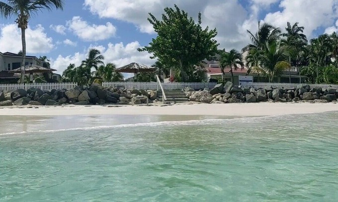 St. John's Condominio | condominio perfecto con vista a la playa en el balcón del segundo piso recién remodelado