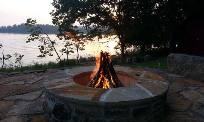 Rogers Casa | ¡Acceso directo al lago Beaver! Firepit, pesca / natación, conveniente para Rogers
