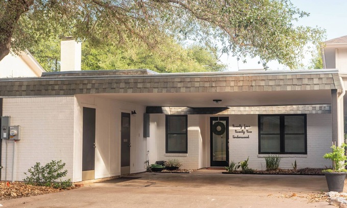 San Angelo Casa | Perfect blend of style and serenity in this 3-br, 2-bath bungalow guest house.