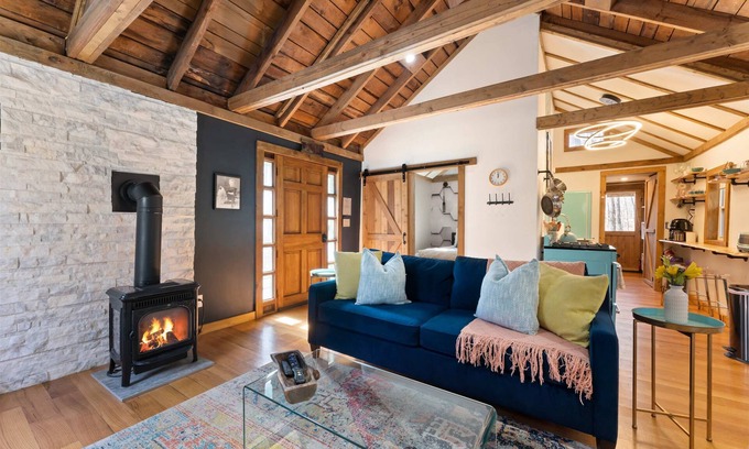 Rowland Cabina | Perfect Couples’ Cabin: Fireplace, Firepit, & Wine Nearby