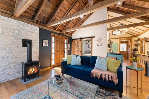 Rowland Casa | Perfect Couples Cabin Fireplace Firepit & Wine Nearby