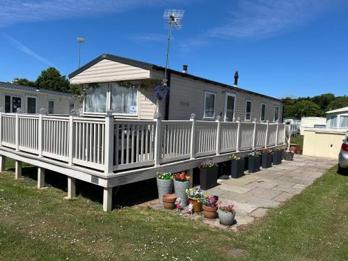 Colchester Complejo | Perfect days away - 3 bedroom 1 shower with decking & bedding