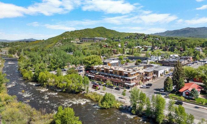 Downtown Steamboat Springs Casa | Centro con vista al río y al parque, tranquilo, lujoso, garaje privado. ¡¡Pescar!!