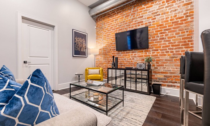 Lower Garden District Apartamento | ⚜️ Perfect Downtown 1 Bedroom plus Queen Sleeper Sofa & Private Terrace ⚜️ - The Livingston