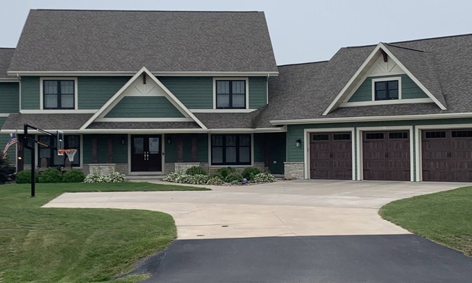 Butte Des Morts Casa | Perfect EAA Rental for a large group less than 10 miles from EAA!