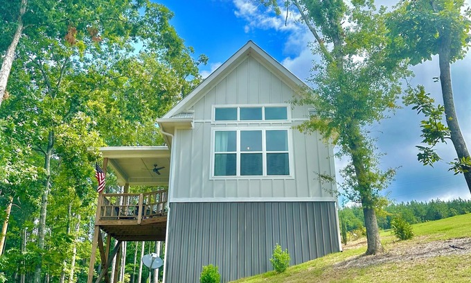 Cedar Bluff Casa | Perfect Escape to "Stilts". Lake, Pool, Hottub, kayaks, and countless fun!
