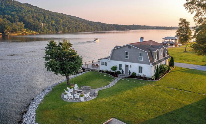 Rainbow City Casa | One last summer weekend at the lake! Firepit, sunset views, fishing & more!