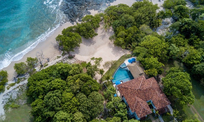 Tamarindo Casa | Exquisita casa frente a la playa para 24 con jacuzzi caliente