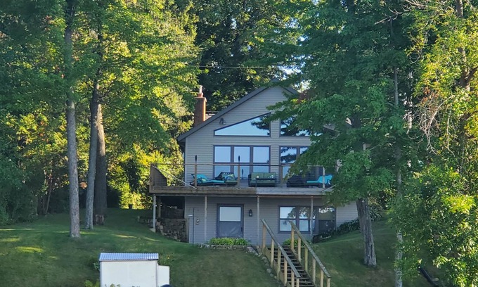Weyauwega Cabaña | Perfect family get-away with lake front property & sandy shores on White Lake