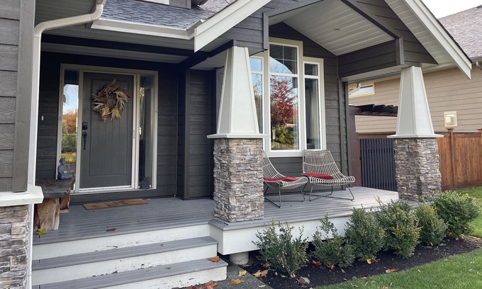 Campbell River Casa | Perfect family home close to Mt Washington Ski Hill and one block to the Ocean!