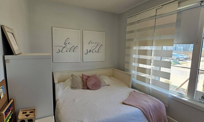 Southeast Calgary Casa | Perfect family house. Comfortable, lake community