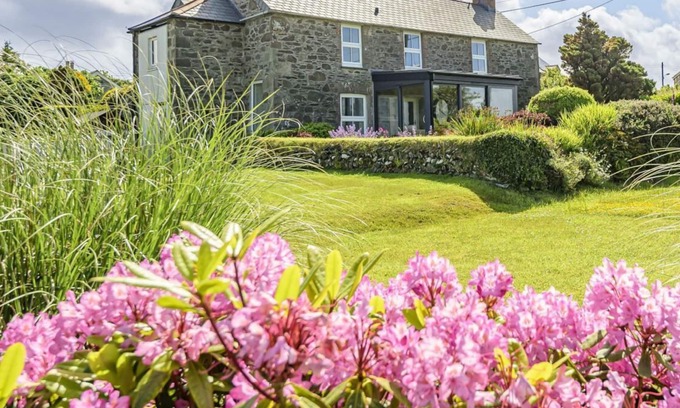 Pendoggett Casa | Perfect family house with sea views and large garden.