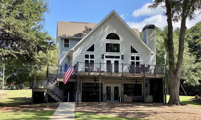 Reed Creek Casa | Perfect family lakeside getaway w/pickleball court. Slps 12, 2 docks, firepit