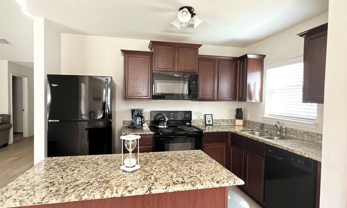 Princeton Casa | Perfect Family Stay, 3BR House, Near Lakes, Shops & Major Attractions n