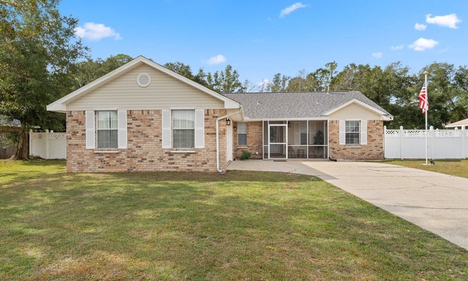Pensacola Casa | Perfect Family Stay-Pet Friendly-Large Yard-Close To Beaches and Activities!