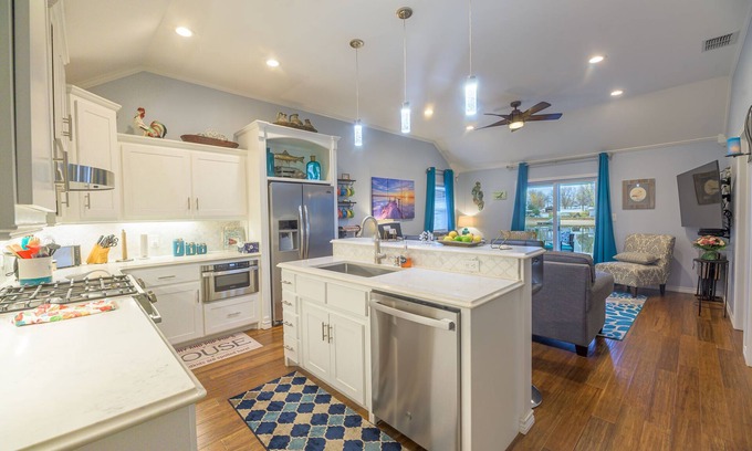 Graford Cabaña | Perfect fisherman’s getaway. Picturesque cottage on deep water cove.