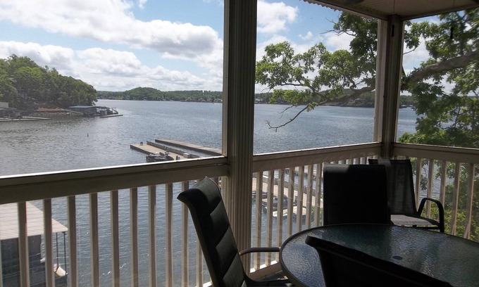 Lake Ozark Condominio | Perfect for a Family, End Unit, Near the Swimming Pool!