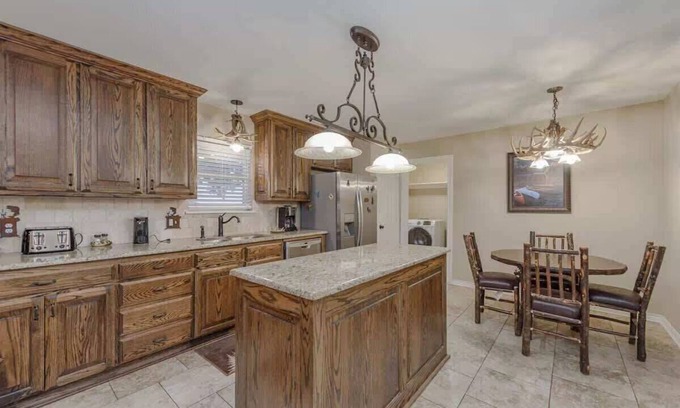 Denton Apartamento | Perfect for a group getaway to see the Motor Race!