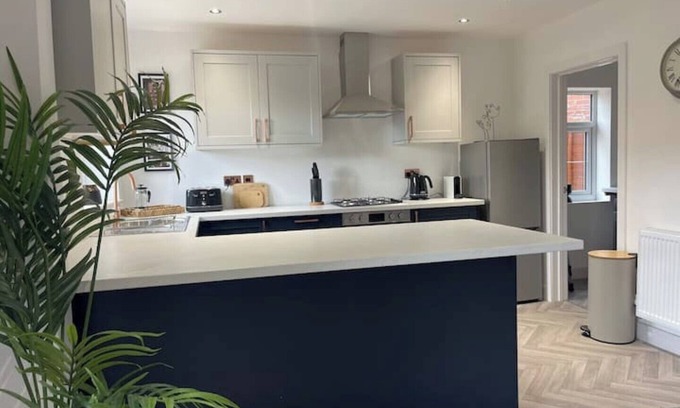 Brierley Hill Casa | Perfect for Contractors with on site parking