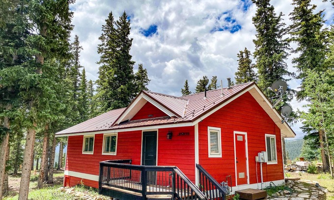 Valley of the Sun Cabina | Perfect for Couples, Beautiful Views & Decks, Fireplace - Crimson Cabin