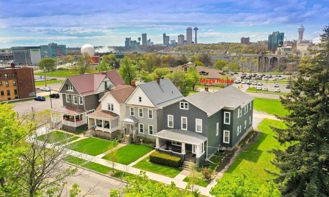 Downtown Niagara Falls Casa | Perfect for Groups | 10BR Sleeps 26 by Falls & Fun