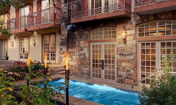 Vail Hotel | Perfect for Groups! 2 Spacious Units, Onsite Parking, Onsite Restaurant