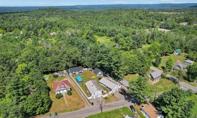 Monticello Casa | Perfect for Groups/Families! 5 Cabins, Pool, GameRoom & 30+ Beds at The Highland