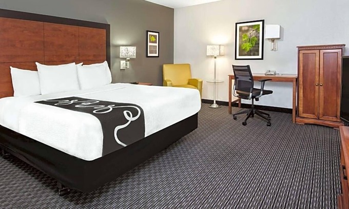 Arsenal Casa | Perfect for Groups! 4 Units Near Wax Museum, with FREE Bfast & Parking, Pool!