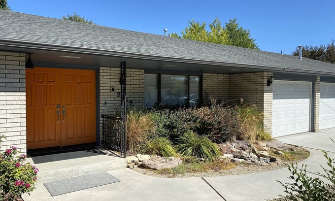 Caldwell Casa | Perfect for Long Stays. Recently remodeled townhouse next to Freeway & C of I.