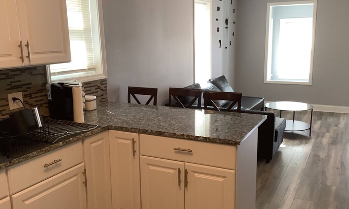 Waukegan Casa | Perfect for Navy Graduates, leisure, business