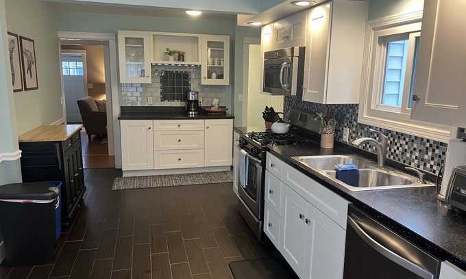 Lakeside Casa | Perfect for the whole family, 1 mile to the beach, firepit & spacious kitchen!