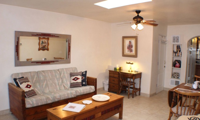 West Alameda Apartamento | Apartamento relajante de 1 habitación - ¡A solo 5 millas de la Plaza!