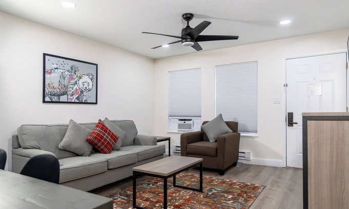 Steamboat Springs Hotel | Perfect Getaway! Great Unit, Near Steamboat Ski Resort, Hot tub, Ski Equipment Rental, Mountain Biking, Mountain Climbing