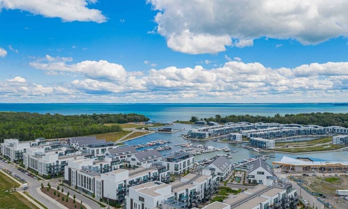 Innisfil Condominio | Perfect getaway at Friday Harbour Resort (2 Bedroom with Private Terrace)