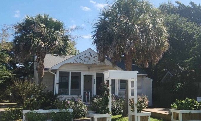 Ocracoke Casa | Perfect Getaway for Four! Close to Silver Lake!