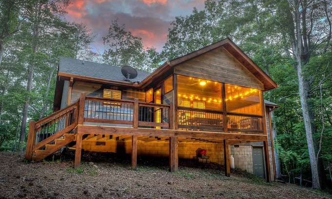 Ellijay Cabina | Perfect Getaway in a Cozy Cabin w/ Hot Tub in Coosawattee River Resort