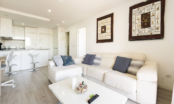 Nueva España Apartamento | Escapada perfecta en Madrid: Piso de 1 dormitorio con piscina y balcón, ideal para tus vacaciones