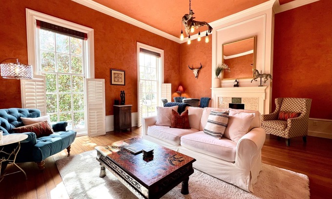 Historic Downtown Savannah Condominio | Perfect Getaway Walking Distance to Everything w/ Parking by Lucky Savannah
