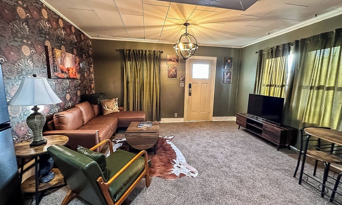 Russell Apartamento | Perfect Hunters Den-1 Bed/1Bath/Deck-Close to Main Street-Russell KS