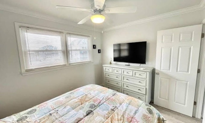 Brigantine Condominio | Perfect Location 2 BR w/ bay views! 1 block to beach! Winter rentals 40% off!
